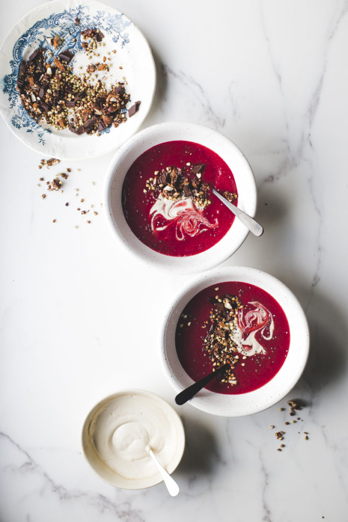 Sopa de cerezas con crema vegana de tahini y sarraceno