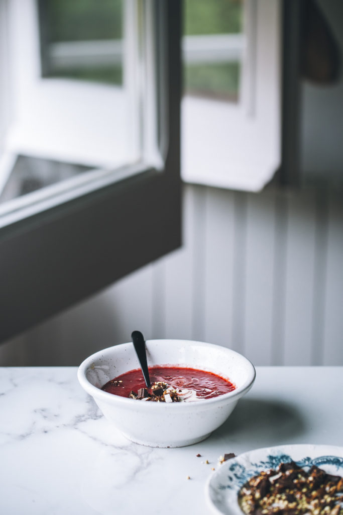 Sopa de cerezas con crema vegana de tahini y sarraceno