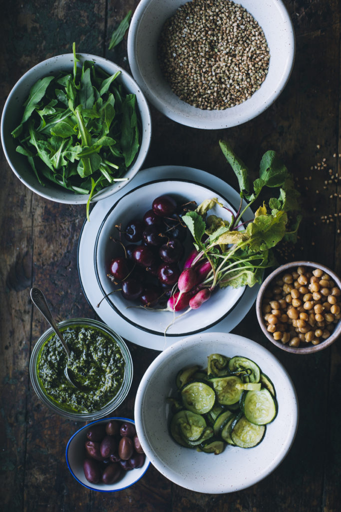 Ensalada de trigo sarraceno con pesto, cerezas, rúcula y calabacín asado