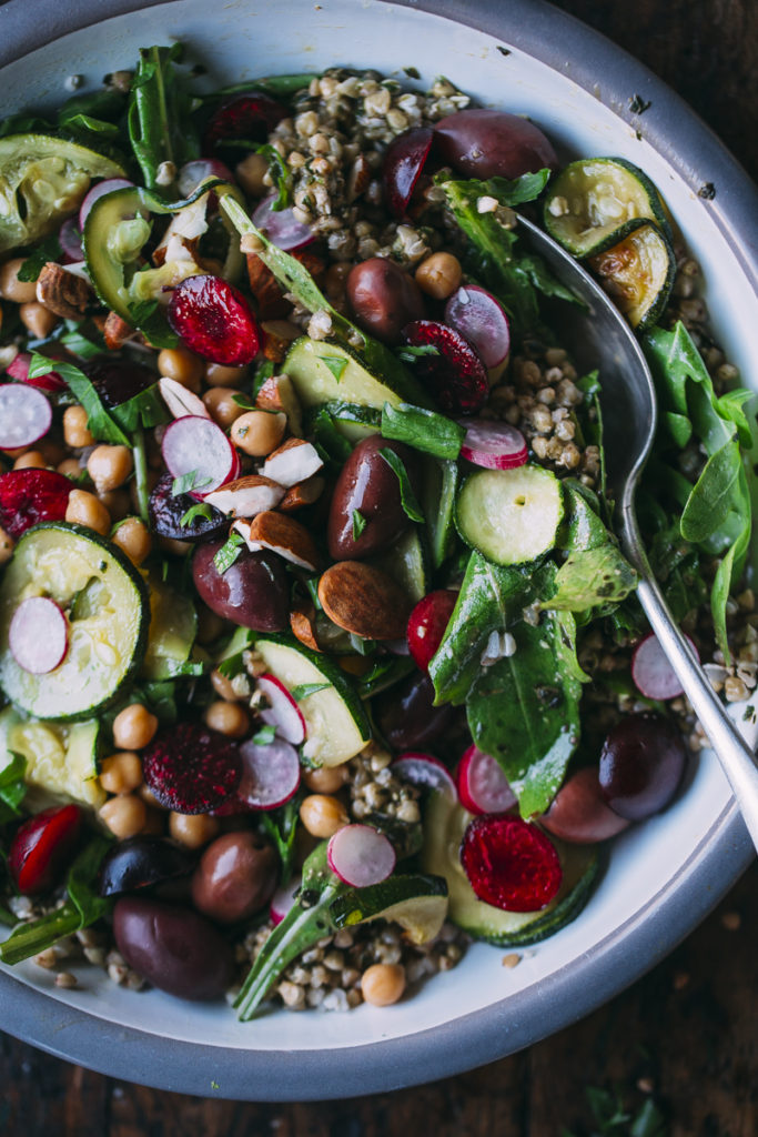 Ensalada de trigo sarraceno con pesto, cerezas, rúcula y calabacín asado