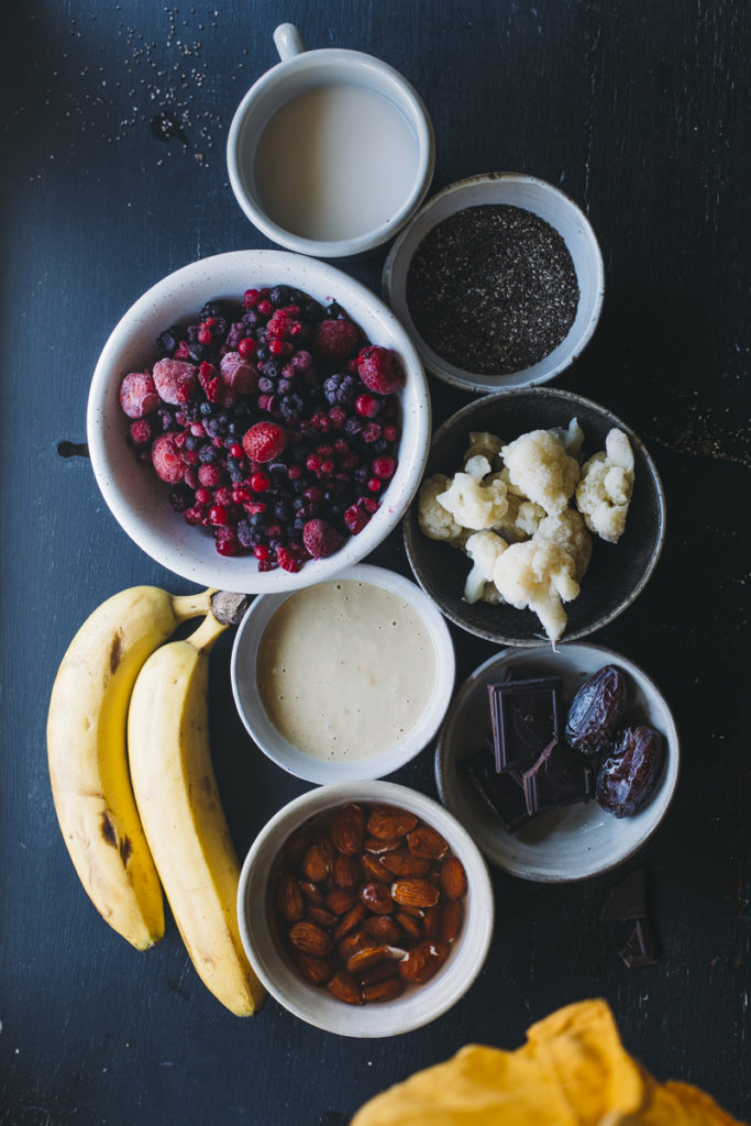 Milkshake bowl con mermelada de frutos rojos y chia