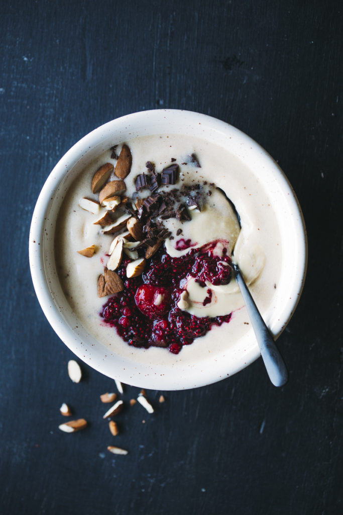 Milkshake bowl con mermelada de frutos rojos & chia