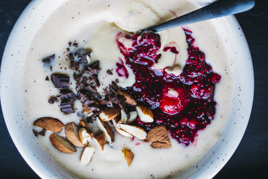 Milkshake bowl con mermelada de frutos rojos & chia