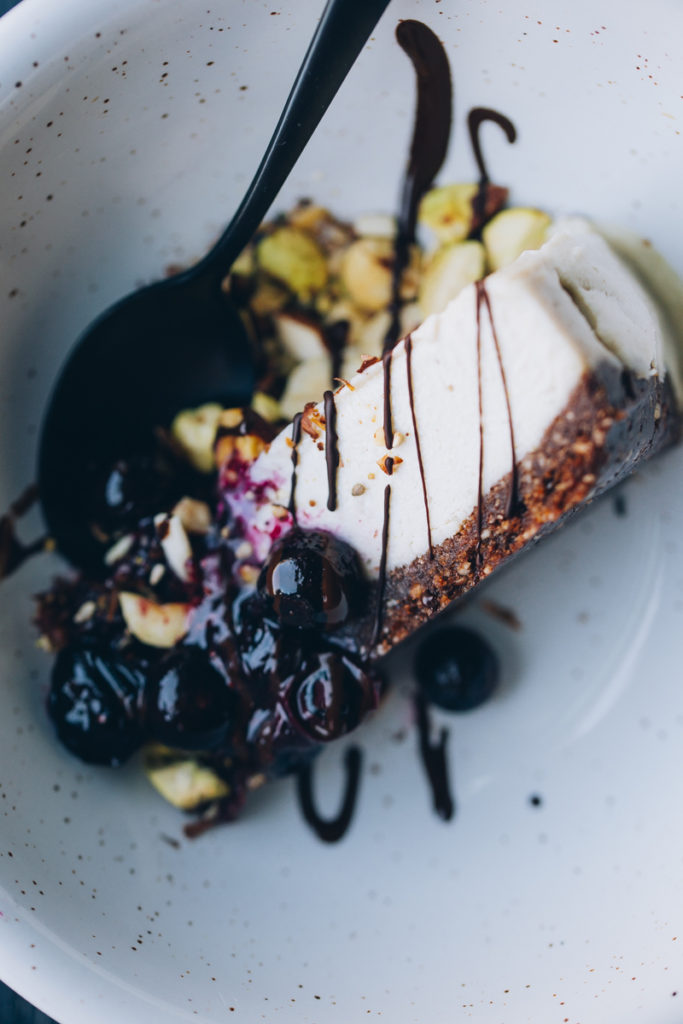 Cheesecake vegano de chocolate blanco con arándanos y dukkah dulce