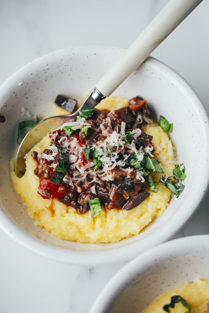 Guiso de berenjenas con polenta cremosa