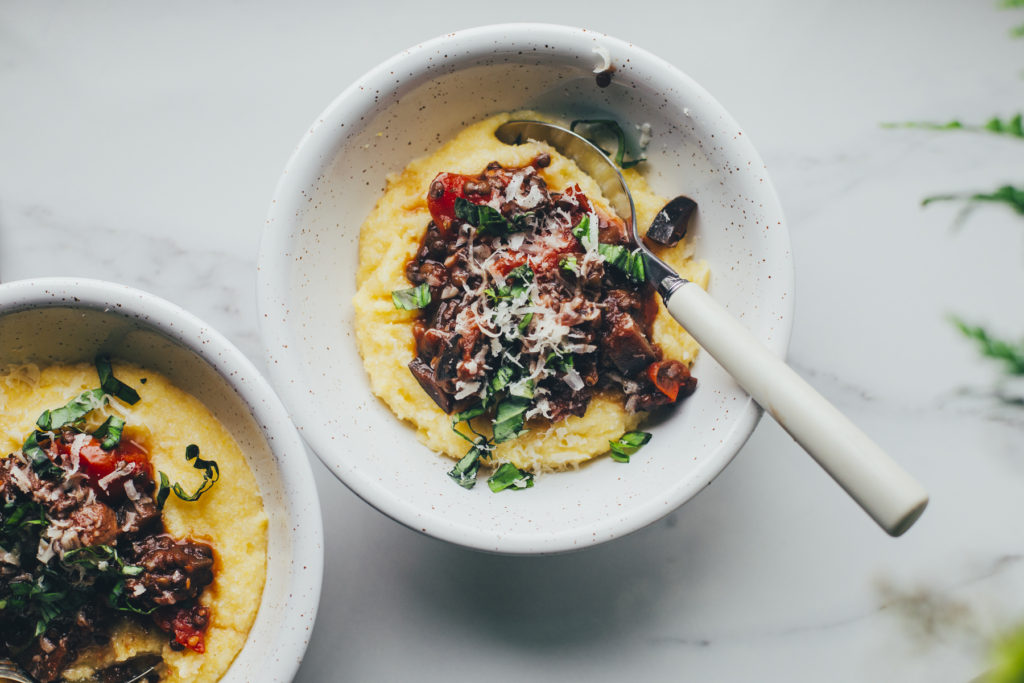 Guiso de berenjenas con polenta cremosa