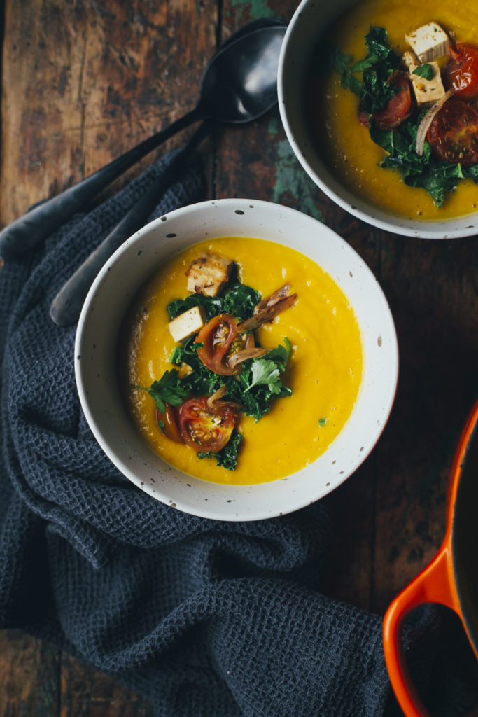 Vichyssoise vegana de boniato con tofu, tomate y kale salteados