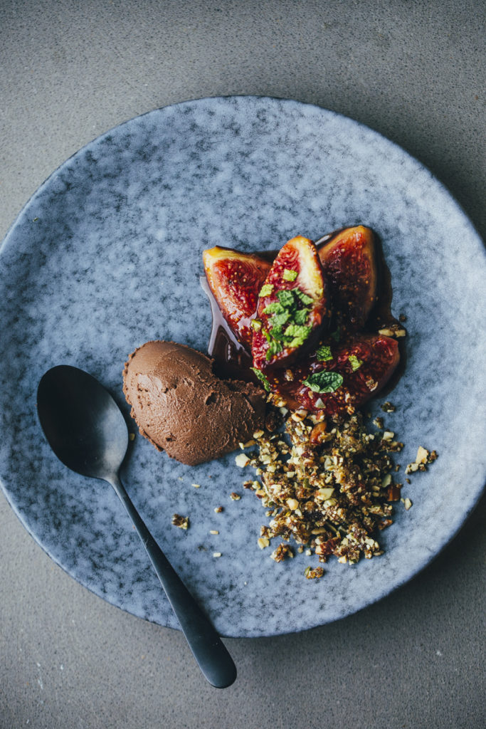 mermelada de higos, ganache de chocolate vegano y crumble de semillas