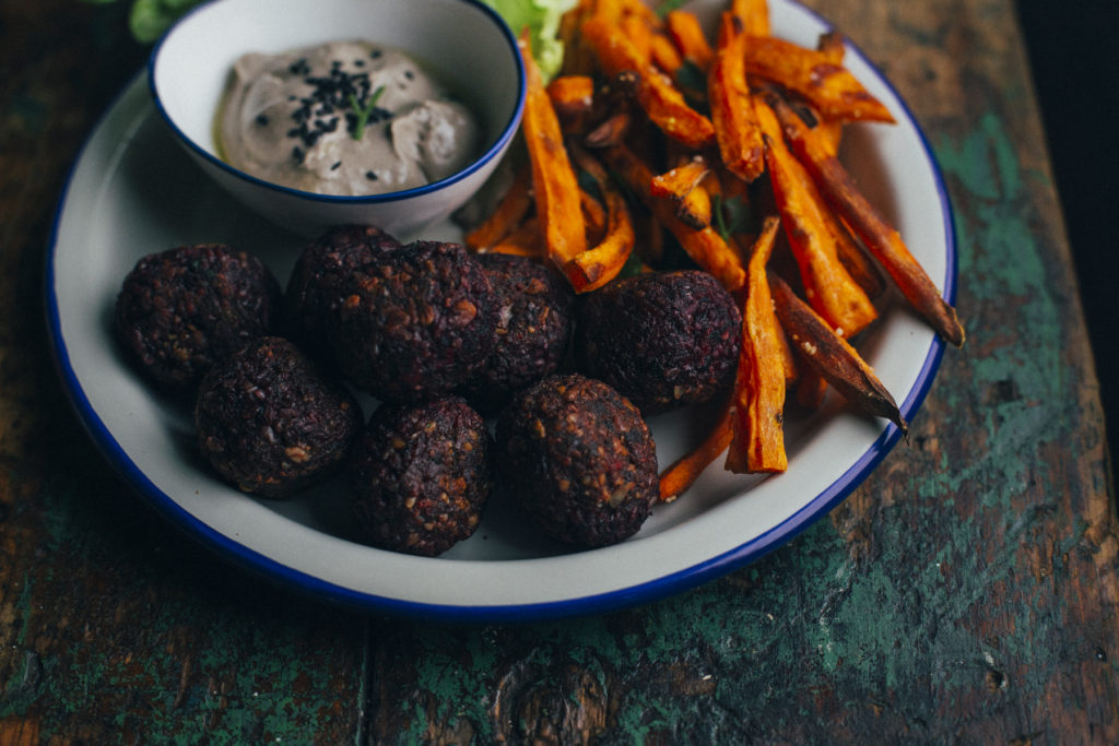 Albóndigas de remolacha con patatas de boniato