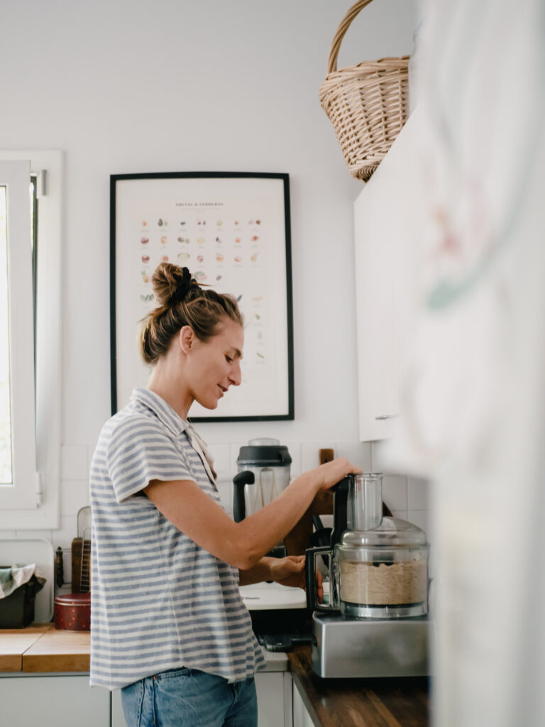 mujer usando sus utensilios de cocina