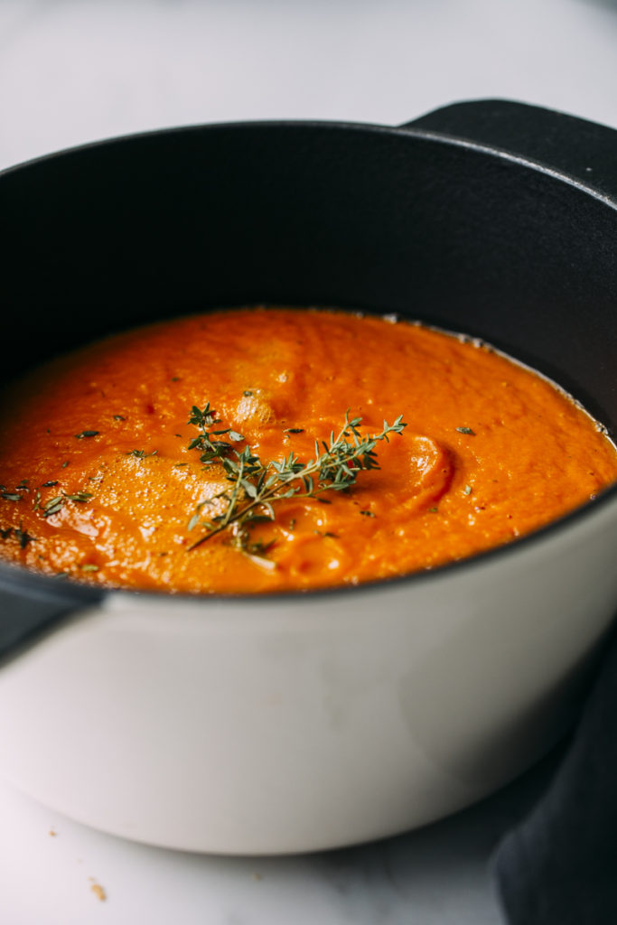 crema de tomate y boniato emplatada