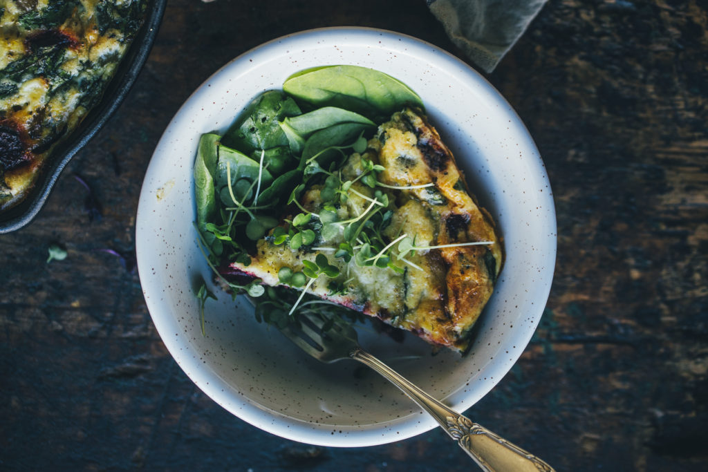 imagen de una frittata de verduras emplatada y servida