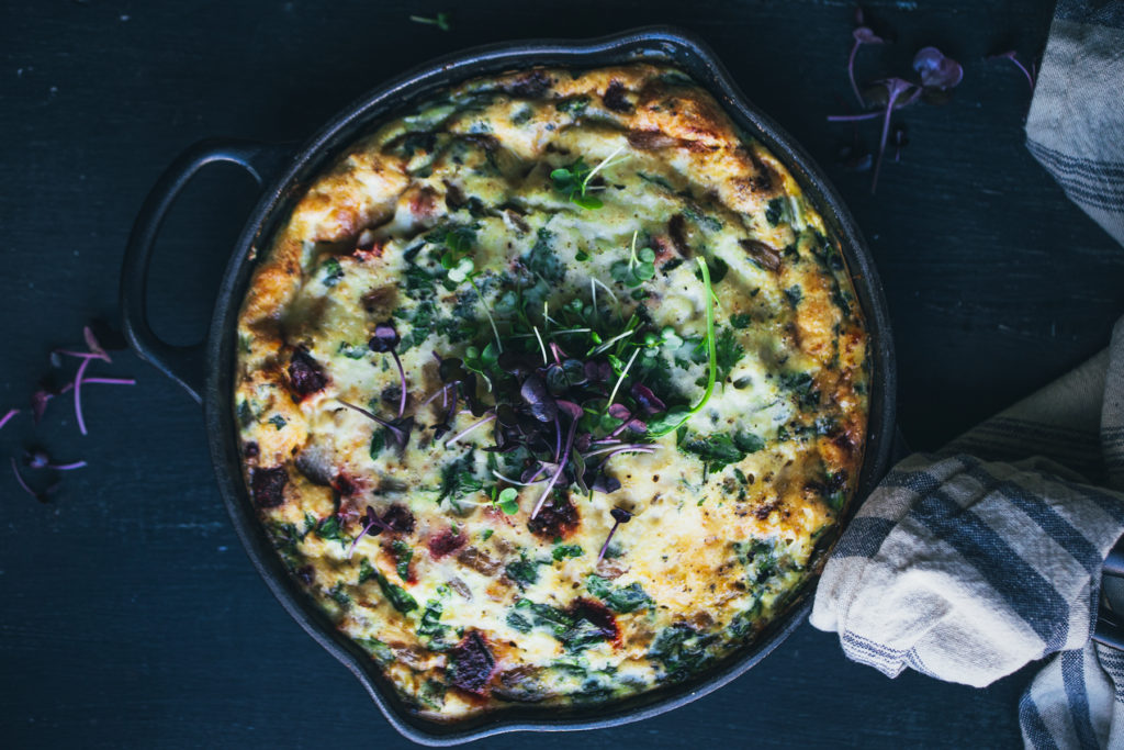 imagen de una frittata de verduras recién salida del horno