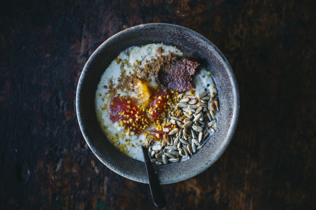 Bircher de naranja y kefir con cítricos, polen y ganache vegana de chocolate