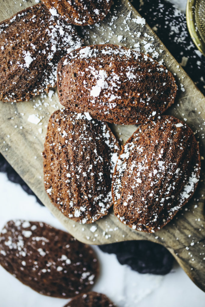 Magdalenas de naranja, cacao y cardamomo