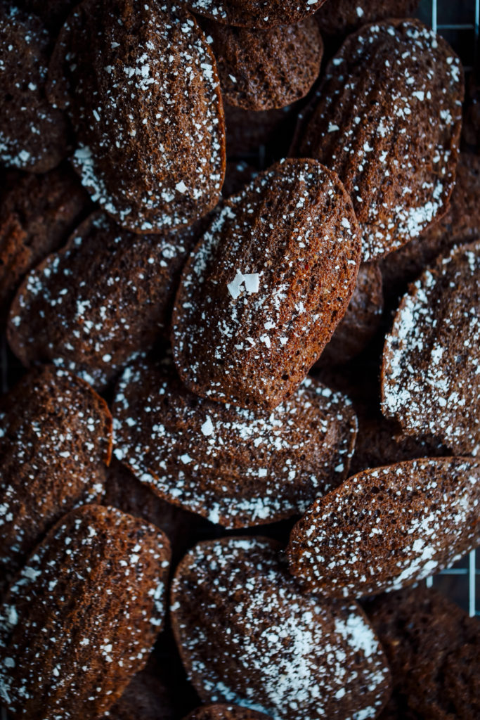 Magdalenas de naranja, cacao y cardamomo