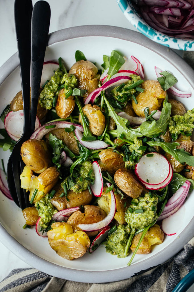 Ensalada primavera de patatas crunchy con pesto de guisantes