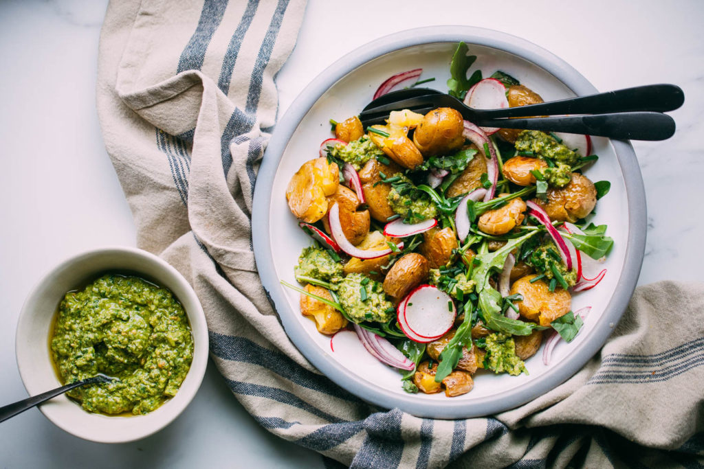 Ensalada primavera de patatas crunchy con pesto de guisantes