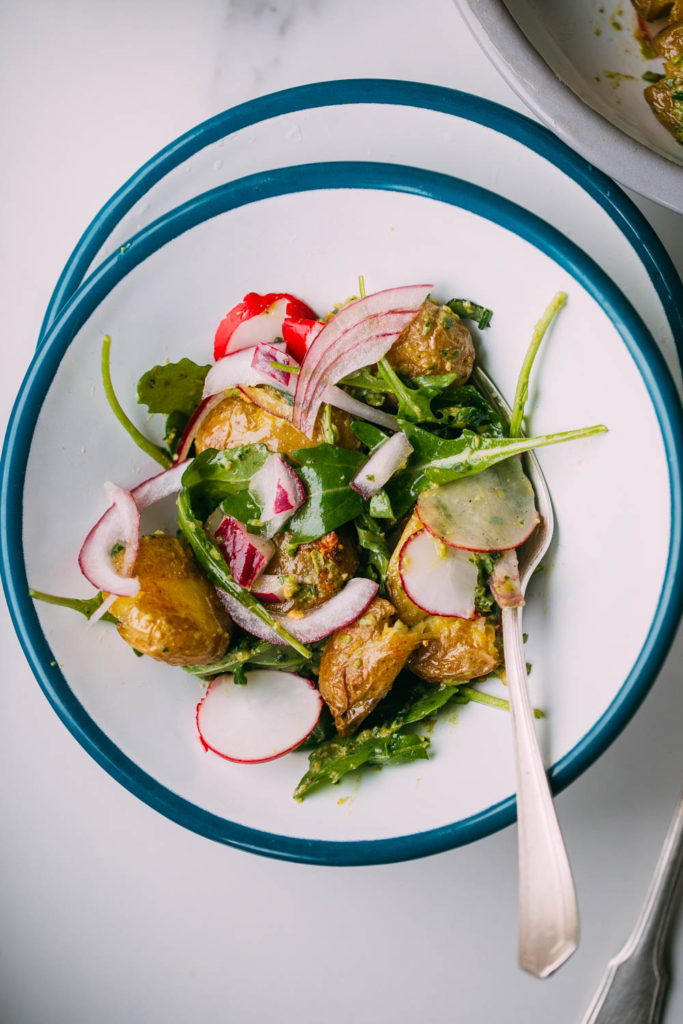 Ensalada primavera de patatas crunchy con pesto de guisantes