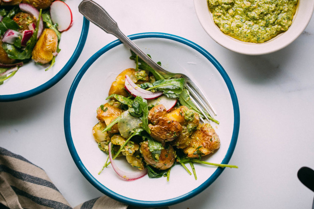 Ensalada primavera de patatas crunchy con pesto de guisantes