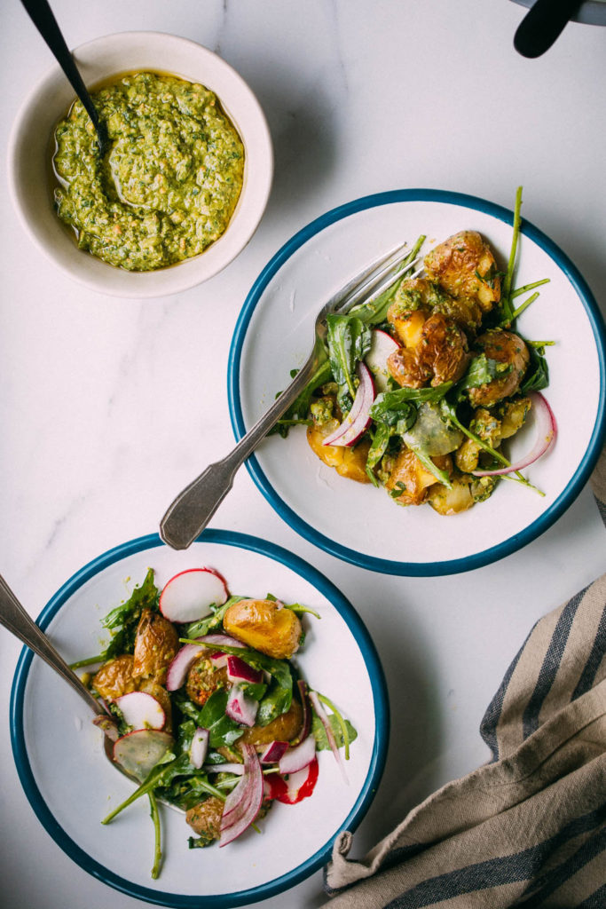 Ensalada primavera de patatas crunchy con pesto de guisantes